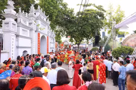 Numerosas personas asisten a la ceremonia que conmemora el milenario de las relaciones de amistad entre Van Phuc y Nga My. Foto: VNA