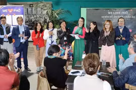 Miembros de la red "Amamos Pho" presentan un mapa de la gastronomía vietnamita en Europa. (Foto: VNA)