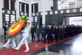 Una delegación del Comité Central del Partido Comunista de Vietnam, encabezada por el secretario general To Lam, rinde homenaje al general Nguyen Quyet. (Fuente: VNA)