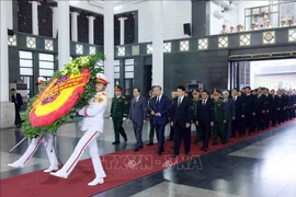 Una delegación del Comité Central del Partido Comunista de Vietnam, encabezada por el secretario general To Lam, rinde homenaje al general Nguyen Quyet. (Fuente: VNA)