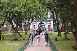 Numerosos turistas de Hanoi y del extranjero visitan el Templo de la Literatura. Foto: VNA