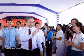 El secretario general del Partido Comunista y presidente de Vietnam, To Lam, visita a obreros y trabajadores en Ciudad Ho Chi Minh. Foto: VNA)