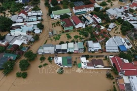 Las extensas inundaciones en la provincia de Khanh Hoa han dejado muchas casas sumergidas. Foto: VNA