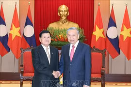 El secretario general del Partido Comunista de Vietnam, To Lam, recibió hoy al secretario general del Partido Popular Revolucionario de Laos y presidente del país, Thongloun Sisoulith. (Foto: VNA)