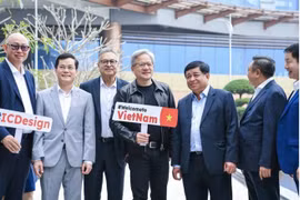 El ministro de Planificación e Inversión, Nguyen Chi Dung, y Jensen Huang, presidente y director general de NVIDIA, corporación líder mundial en fabricación y tecnología de chips, durante su visita y trabajo en Vietnam en diciembre de 2023. (Fuente: VNA)