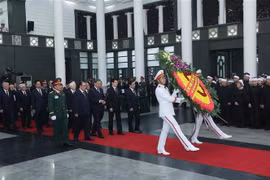 La delegación del Comité Central del Partido Comunista de Vietnam, encabezada por el secretario general To Lam, rindió homenaje al expresidente Tran Duc Luong. Foto: VNA