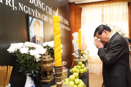 El secretario general del Comité Central del Partido Popular Revolucionario de Laos (PPRL), el Presidente de Laos, Thongloun Sisoulith, rinde homenaje al expresidente Tran Duc Luong. (Foto: VNA)