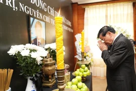 El secretario general del Comité Central del Partido Popular Revolucionario de Laos (PPRL), el Presidente de Laos, Thongloun Sisoulith, rinde homenaje al expresidente Tran Duc Luong. (Foto: VNA)