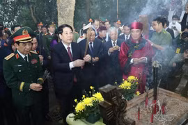 El presidente Vietnam, Luong Cuong, ofrece inciensos en el templo de reyes Hung. (Fuente: VNA)