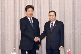 El presidente de la Asamblea Nacional de Vietnam, Tran Thanh Man (derecho) y Losang Jamcan, vicepresidente del Comité Permanente de la Asamblea Popular Nacional de China. (Fuente: VNA)