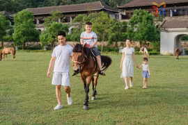Los turistas montan cabello en el resort Legacy Yen Tu. (Fuente: baoquangninh.vn)
