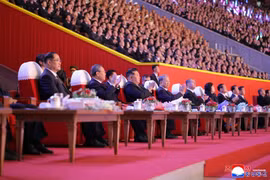 El secretario general del Partido Comunista de Vietnam, To Lam, junto con otros líderes, asisten a una actuación artística para celebrar el 80 aniversario de la fundación del Partido del Trabajo de Corea. (Foto: KCNA)