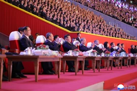 El secretario general del Partido Comunista de Vietnam, To Lam, junto con otros líderes, asisten a una actuación artística para celebrar el 80 aniversario de la fundación del Partido del Trabajo de Corea. (Foto: KCNA)