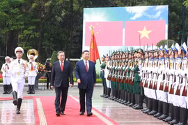 El secretario general del Partido Comunista de Vietnam (PCV), To Lam, y el secretario general del Partido Comunista y presidente de China, Xi Jinping, pasaron revista a la guardia de honor. (Fuente: VNA)