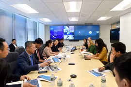 El Ministerio de Finanzas promueve la búsqueda de oportunidades para que las empresas vietnamitas inviertan en el mercado estadounidense, el país con la mayor economía del mundo. (Foto: Vietnam+) 