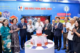 El presidente de la Asamblea Nacional de Vietnam, Tran Thanh Man, visitó hoy en la ciudad de Hai Phong los pabellones de exhibición en el Festival Nacional de Prensa 2026. Foto: VNA