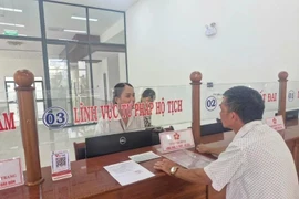 Las personas hacen trámites administrativos en el día del inicio de la prueba del gobierno de dos niveles en el distrito de Pleiku, Gia Lai. (Fuente: VNA)