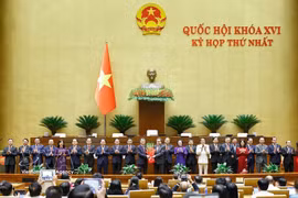 El presidente de la Asamblea Nacional, Tran Thanh Man, entrega flores para felicitar al primer ministro, a los viceprimeros ministros, a los ministros y otros miembros del Gobierno por el mandato 2026-2031. Foto: VNA