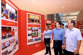 El viceprimer ministro Mai Van Chinh inspecciona los preparativos para la exposición fotográfica en la primera Asamblea del Partido del Gobierno, período 2025-2030. Foto: VNA