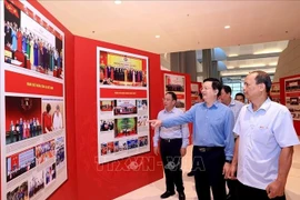 El viceprimer ministro Mai Van Chinh inspecciona los preparativos para la exposición fotográfica en la primera Asamblea del Partido del Gobierno, período 2025-2030. Foto: VNA