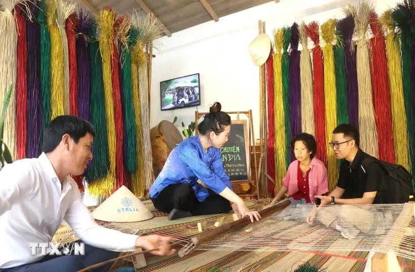 La aldea artesanal de Phu Tan (distrito de Tuy An) construye un modelo de turismo rural asociado con los productos OCOP. (Foto: VNA)