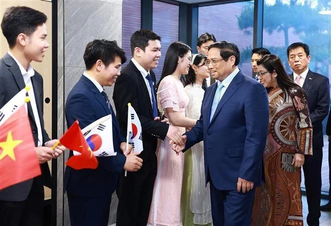 El primer ministro Pham Minh Chinh se reúne con representantes de la Embajada de Vietnam y de otras agencias representativas y de la comunidad vietnamita en Corea del Sur (Foto: VNA)