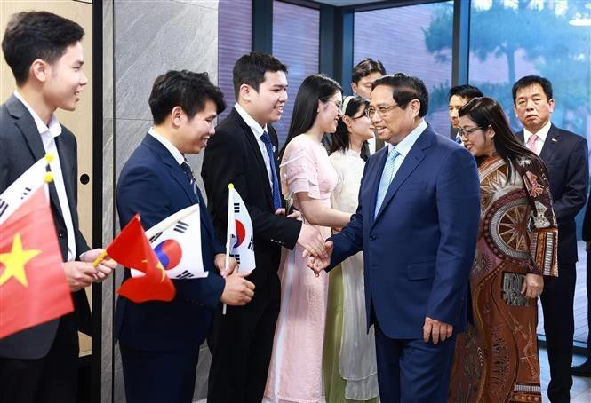El primer ministro Pham Minh Chinh se reúne con representantes de la Embajada de Vietnam y de otras agencias representativas y de la comunidad vietnamita en Corea del Sur (Foto: VNA)