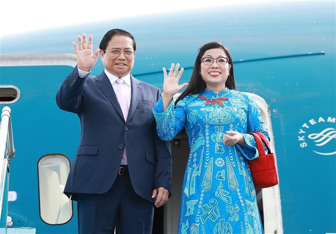 El primer ministro Pham Minh Chinh, su esposa y una delegación de alto rango de Vietnam partieron hoy de Hanoi para realizar una visita oficial de cuatro días a Corea del Sur. (Fuente: VNA)