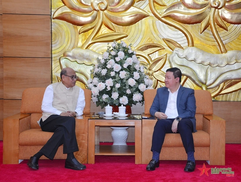 El vicepresidente de UOAV, Nguyen Ngoc Hung, recibe al presidente del Consejo Mundial de la Paz, Pallab Sengupta. (Foto: qdnd.vn)