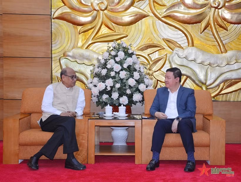 El vicepresidente de UOAV, Nguyen Ngoc Hung, recibe al presidente del Consejo Mundial de la Paz, Pallab Sengupta. (Foto: qdnd.vn)