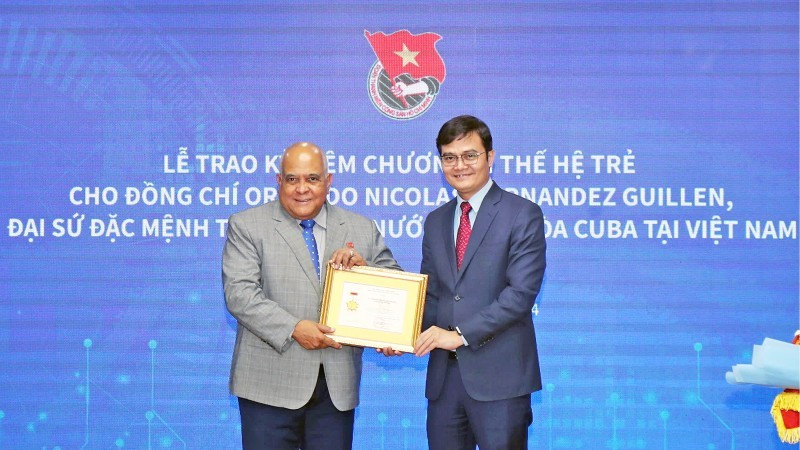 Entrega la medalla “Por la generación joven” al embajador cubano en Hanoi, Orlando Nicolás Hernández Guillén.