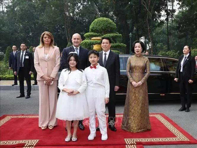 El presidente Luong Cuong (segundo desde la derecha, atrás) y su esposa reciben a su homólogo búlgaro Rumen Radev y a su esposa en Hanoi. (Foto: VNA)