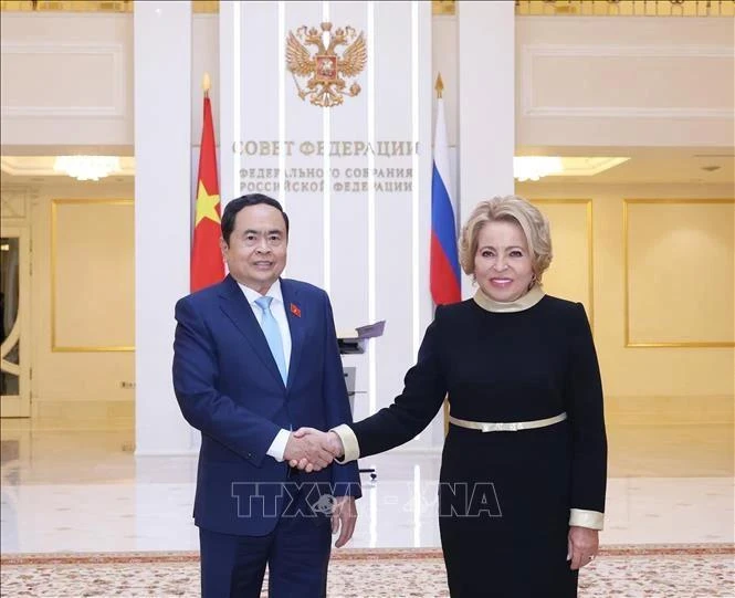 El presidente de la Asamblea Nacional, Tran Thanh Man (izquierda), y la titular del Consejo de la Federación Rusa, Valentina Ivanovna Matvienko. (Foto: VNA)