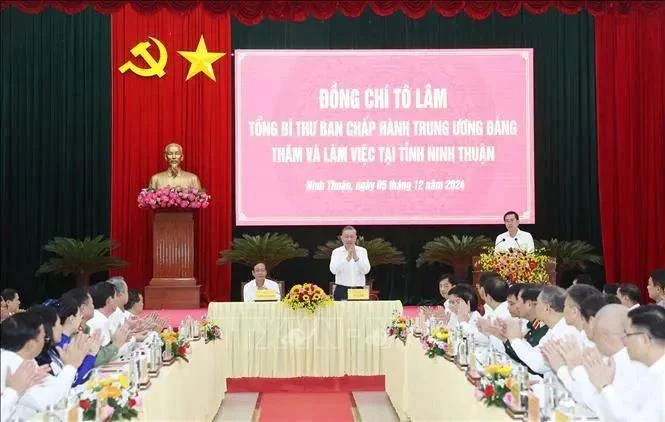 El secretario general del Partido Comunista de Vietnam, To Lam, se reúne con el Buró Ejecutivo del Comité partidista de la provincia de Ninh Thuan. (Foto: VNA)