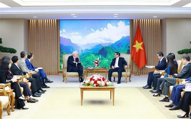El primer ministro Pham Minh Chinh (centro, derecha) y Thomas Vallely, presidente del consejo directivo de la Universidad Fulbright de Vietnam, en su reunión en Hanoi el 17 de julio. (Foto: VNA)