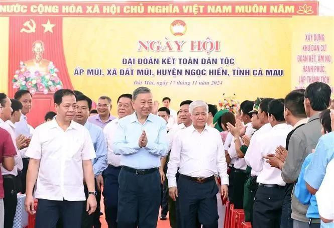 El secretario general del Partido Comunista, To Lam, en el Festival de la Gran Unidad Nacional en la aldea de Mui, comuna de Dat Mui, distrito de Ngoc Hien, provincia de Ca Mau, en el extremo sur del país. (Foto: VNA)