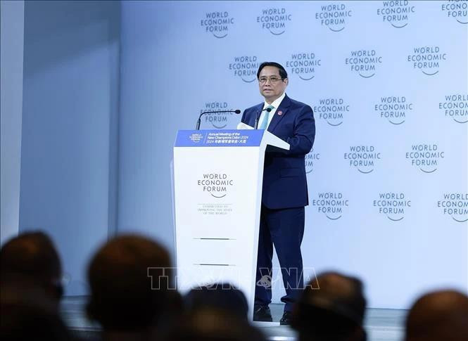 El primer ministro Pham Minh Chinh se dirige a la sesión plenaria de la 15ª Reunión Anual de los Nuevos Campeones del FEM que tuvo lugar en Dalian, China, el 25 de junio. (Foto: VNA)