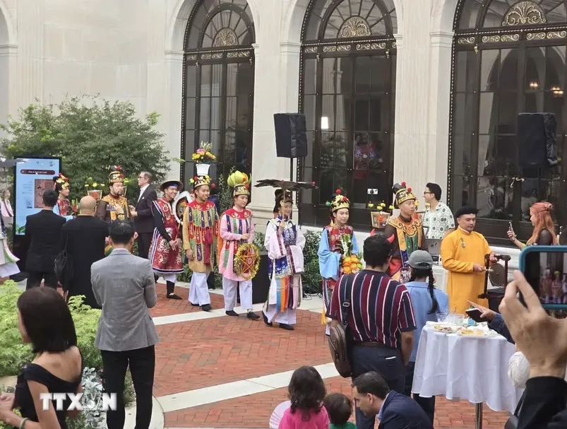 La actuación de trajes imperiales de la dinastía Nguyen (1802-1945) en el evento (Fuente: VNA)