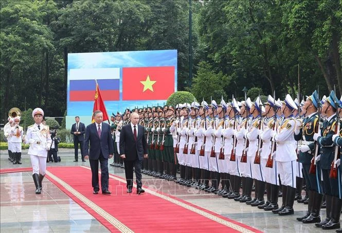 El presidente To Lam y su homólogo ruso, Vladimir Putin, pasan revista a la Guardia de Honor del Ejército Popular de Vietnam. (Foto: VNA)