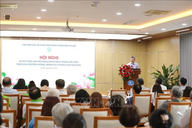 La Unión de Organizaciones de Amistad de Hanoi (HUFO) organizó una conferencia para revisar las actividades de diplomacia popular en el primer semestre de este año y establecer tareas para el segundo semestre. (Foto: VNA)
