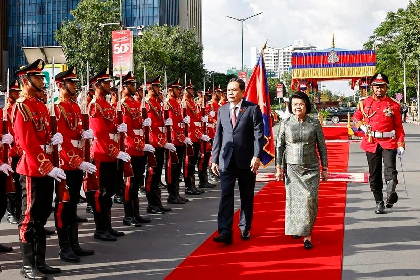 La presidenta de la Asamblea Nacional de Camboya, Samdech Khuon Sudary (derecha), preside una solemne ceremonia de bienvenida para el presidente de la Asamblea Nacional, Tran Thanh Man. (Foto: VNA)