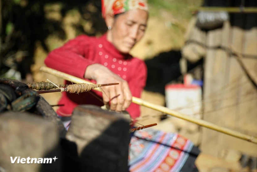 Es necesario preservar la profesión tradicional de tejido de lino de los pueblos H'Mong y Lai Chau y promover su valor de identidad único. (Foto: Vietnam+)