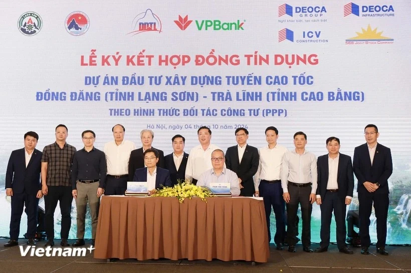 Ceremonia de firma del contrato de crédito del proyecto de la autopista Dong Dang (Lang Son) - Tra Linh (Cao Bang), el 4 de octubre. (Foto: Vietnam+)