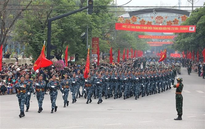 La unidad de guerra cibernética participa en un desfile en la calle. (Foto: VNA)