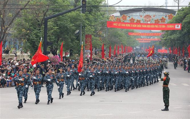La unidad de guerra cibernética participa en un desfile en la calle. (Foto: VNA)