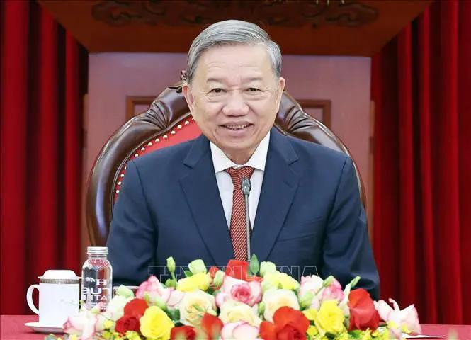 El secretario general del Partido Comunista de Vietnam, To Lam, sostiene conversaciones telefónicas con el presidente electo de Estados Unidos, Donald Trump. (Fuente: VNA)