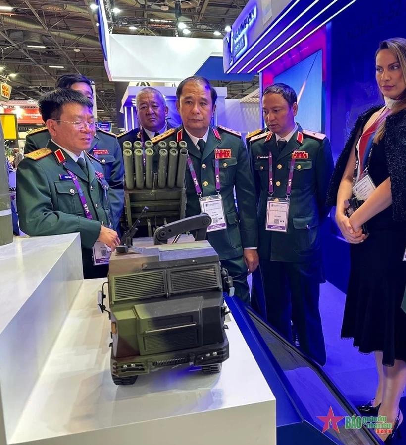 Delegación del Ministerio de Defensa de Vietnam visita un stand en la exposición (Foto: QDND)