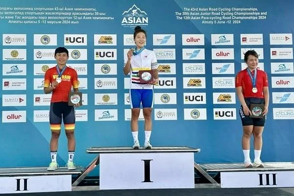 Nguyen Thi That (izquierda) en el podio por la plata en el 43º Campeonato Asiático de Ciclismo en Ruta el 11 de junio en Alma Alta, Kazajstán (Fuente: vietnamnews.vn)