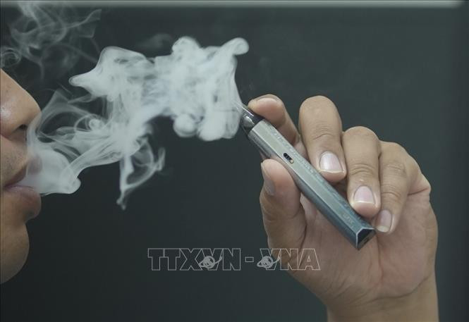 Los cigarrillos electrónicos y los productos de tabaco calentados llegan a Vietnam principalmente a través de importaciones de contrabando y llevadas en mano. (Foto: VNA)