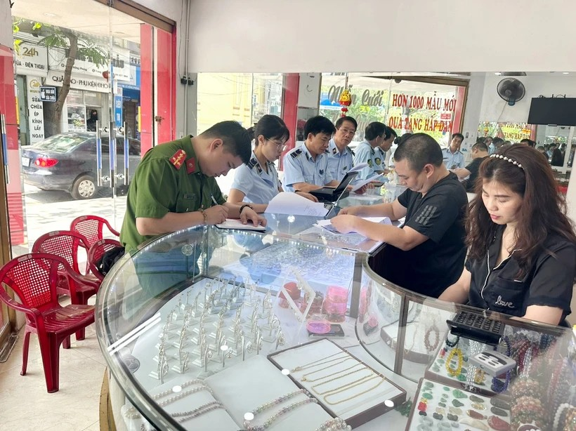 Una fuerza intersectorial inspecciona las actividades de comercio del oro. (Foto: Vietnamplus)